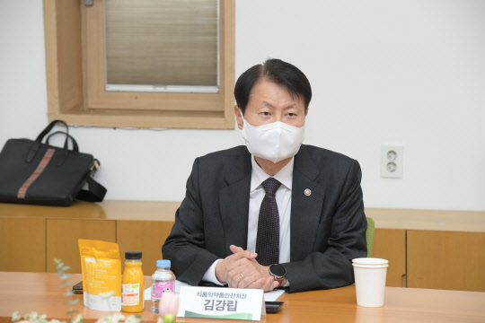 김강립 식품의약품안전처장이 지난 3월 24일 개인맞춤형 건강기능식품 판매업체 암웨이브랜드센터를 방문해 학계·업계 등 관련 분야 전문가들과 간담회를 하고 있다. <식품의약품안전처 제공>